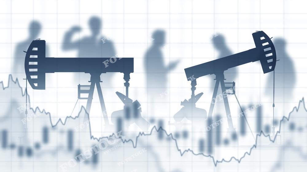 На изображении представлены силуэты нефтяных качалок и людей, обсуждающих деловые вопросы, на фоне графика колебаний. Фотография символизирует влияние нефтяного сектора на экономику и финансовые рынки.